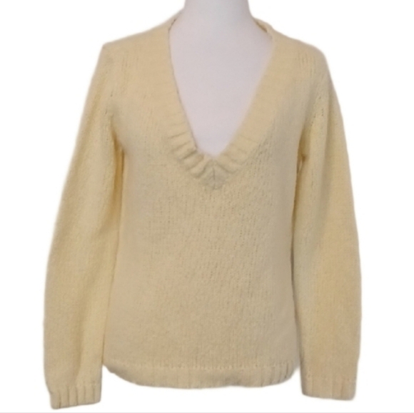 🍭🌺V-Neck Yellow Sweater - Picture 2 of 9